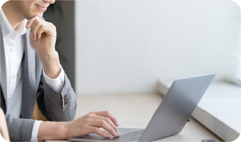 LMSを操作する男性社員